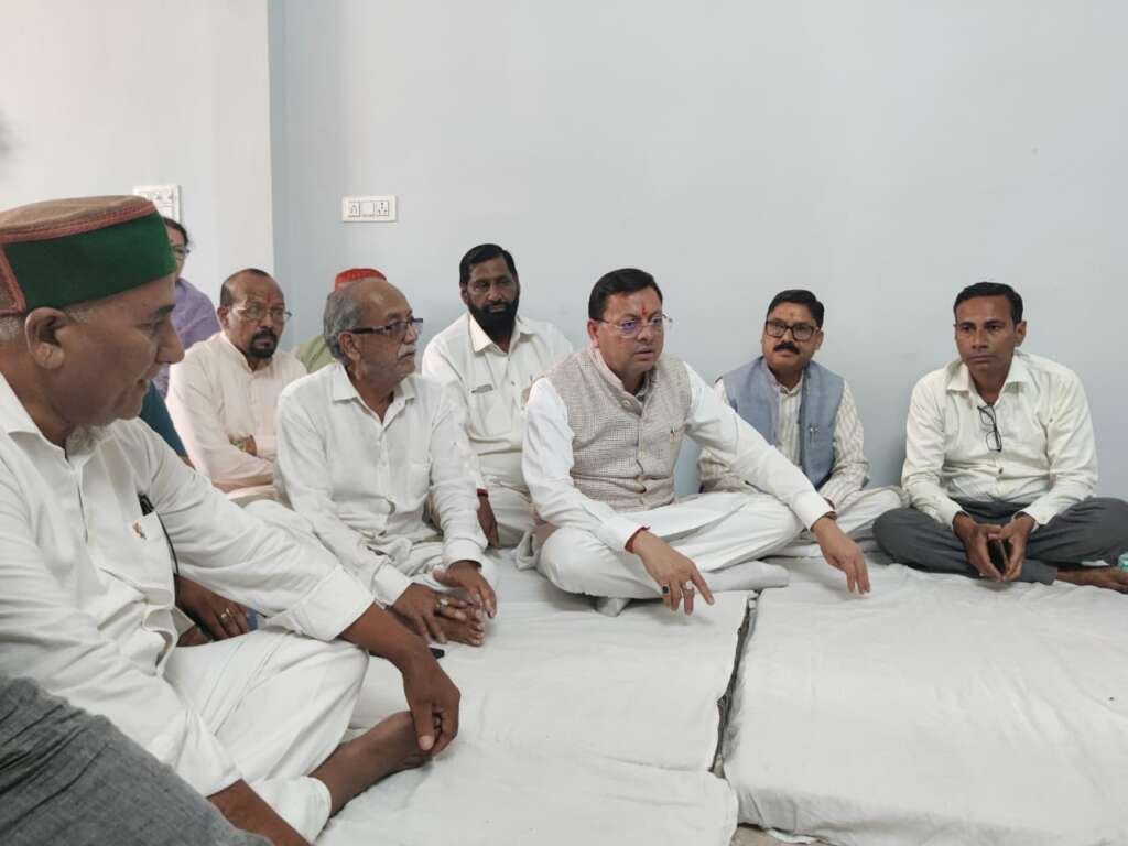 विधायक दीवान सिंह बिष्ट के परिवार से मुलाकात कर सांत्वना देते मुख्यमंत्री पुष्कर सिंह धामी।