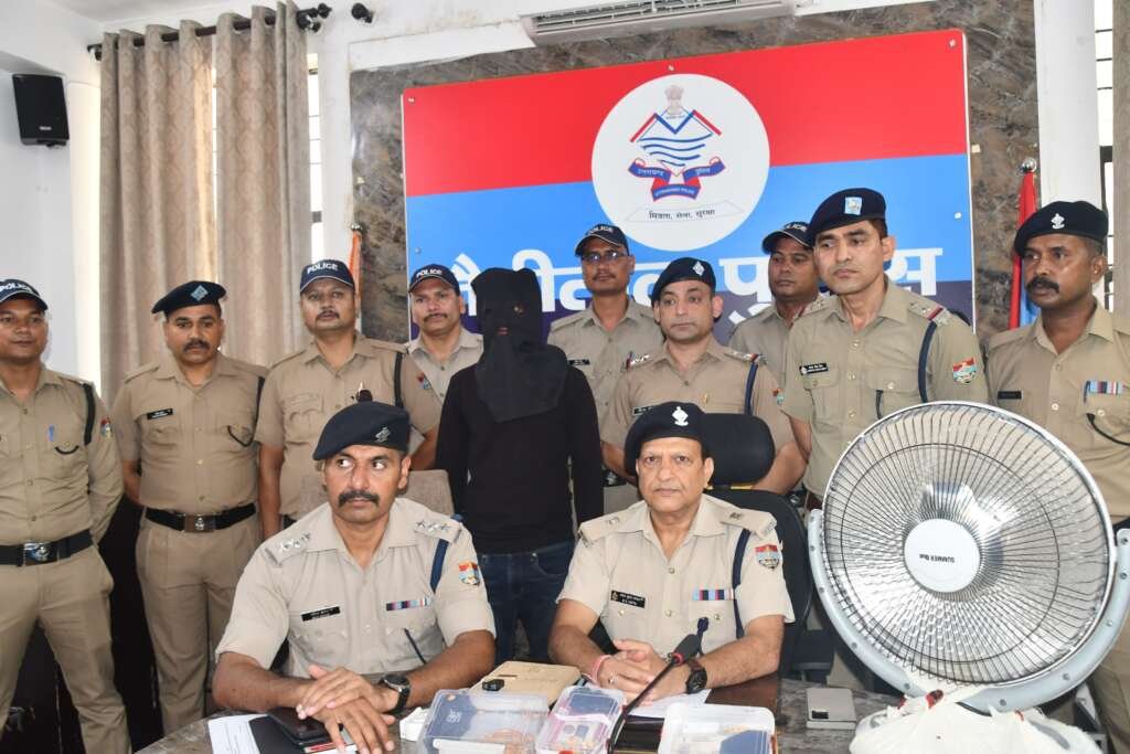 लालकुआं पुलिस की गिरफ्त में शातिर चोर, बरामद किए गए सोने के आभूषणों के साथ पुलिस टीम की कार्रवाई