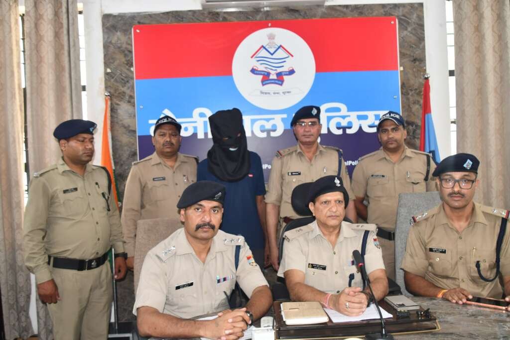 हल्द्वानी पुलिस द्वारा जंगल में वन कर्मी हत्याकांड के आरोपी को गिरफ्तार दिखाते अधिकारी।