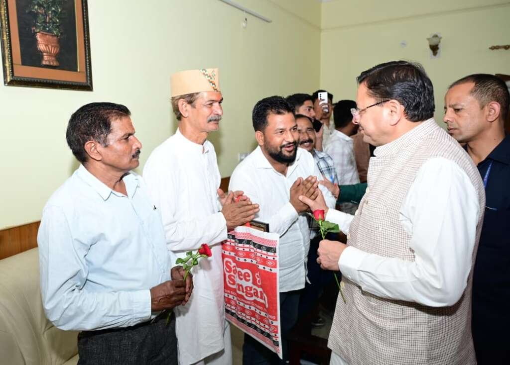 हल्द्वानी सर्किट हाउस में मुख्यमंत्री धामी जनता और अधिकारियों के साथ बैठक कर जनसमस्याएं सुनते हुए।