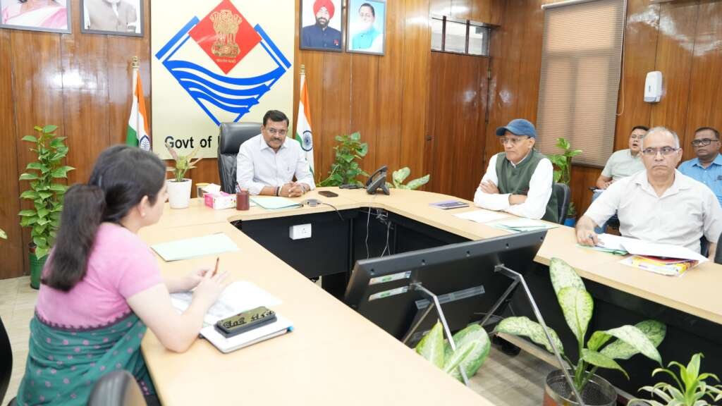 सचिवालय में मुख्य सचिव आनन्द बर्द्धन जाईका परियोजना की समीक्षा बैठक की अध्यक्षता करते हुए वरिष्ठ अधिकारियों के साथ।