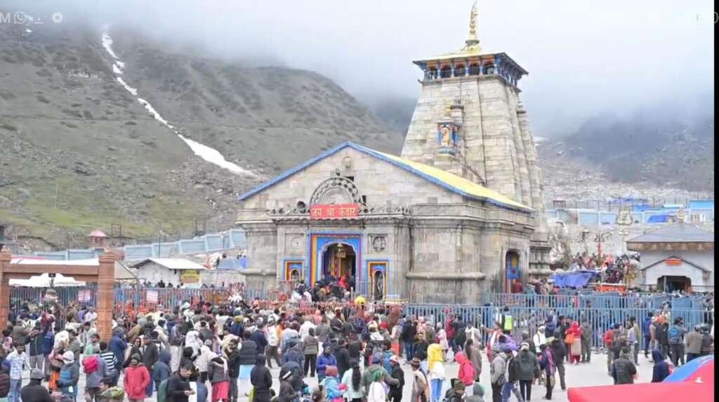 केदारनाथ धाम में हजारों श्रद्धालु बाबा केदार के दर्शन करते हुए दिखाई दे रहे हैं, यात्रा मार्ग पर सुरक्षा और व्यवस्थाएं सुचारु रूप से संचालित।