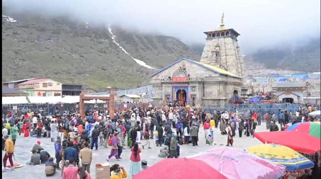 केदारनाथ धाम में भारी संख्या में श्रद्धालुओं की भीड़, बाबा केदार के मंदिर की ओर बढ़ते भक्त