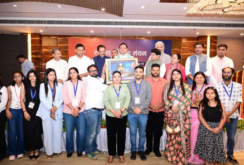 मुख्यमंत्री पुष्कर सिंह धामी हल्द्वानी में आयोजित कार्यक्रम में सोशल मीडिया क्रिएटर्स और युवाओं से संवाद करते हुए