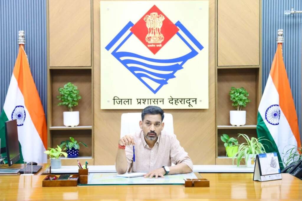 देहरादून में जिलाधिकारी डॉ. आशीष चौहान जनता मिलन कार्यक्रम में आम जनता की शिकायतें सुनते हुए और अधिकारियों को निर्देश देते हुए