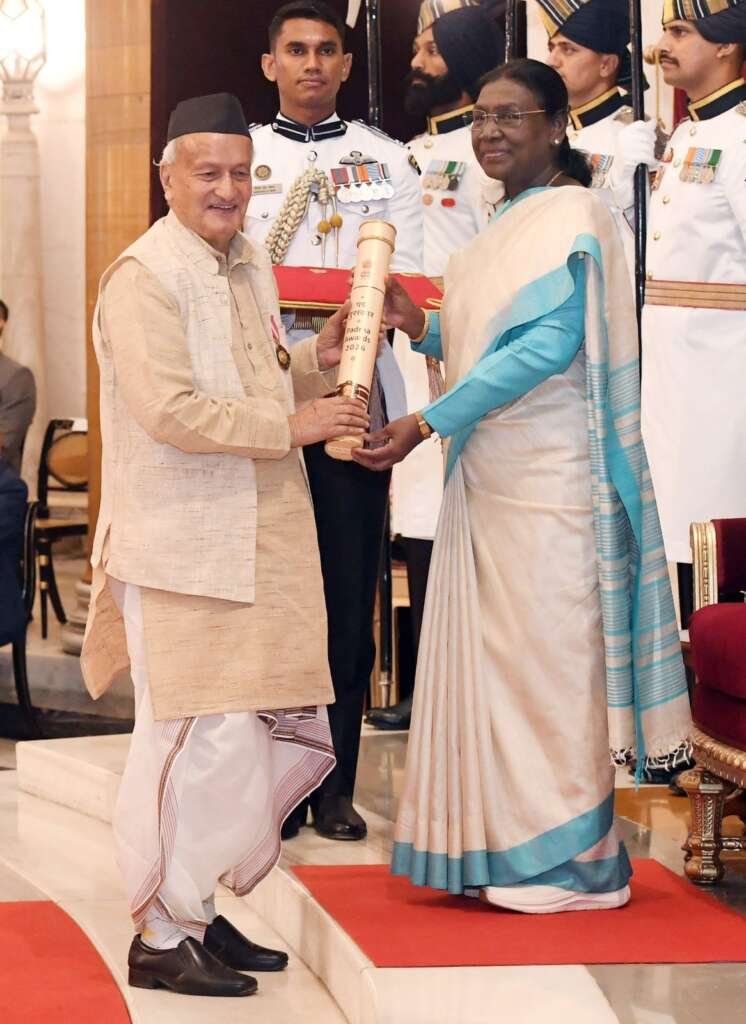 राष्ट्रपति भवन में आयोजित नागरिक अलंकरण समारोह के दौरान राष्ट्रपति द्रौपदी मुर्मू द्वारा भगत सिंह कोश्यारी को पद्म भूषण सम्मान देते हुए दृश्य।