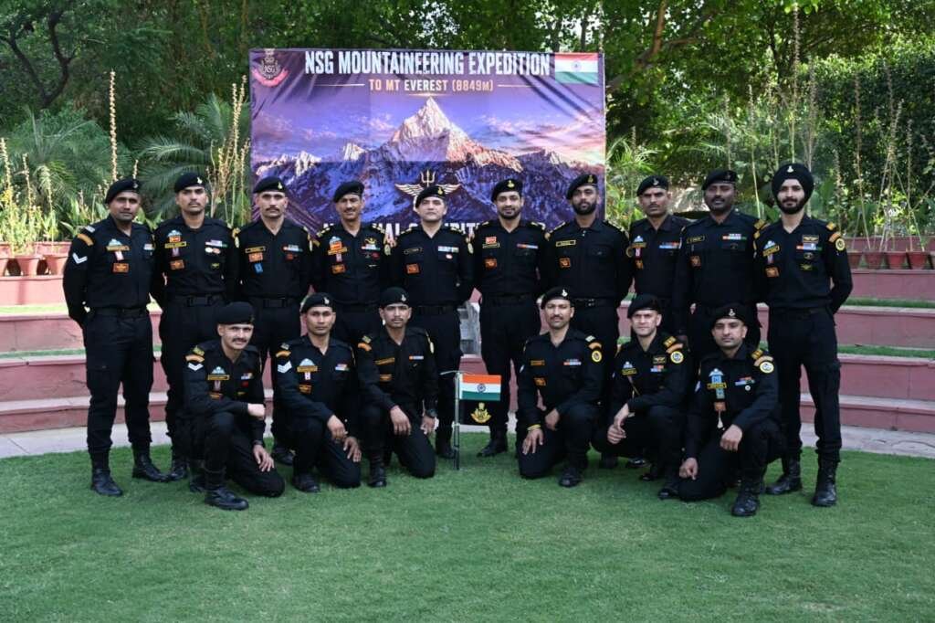 NSG की 16 सदस्यीय टीम माउंट एवरेस्ट की चोटी पर तिरंगा फहराते हुए, मेजर अखिलेश भट्ट के नेतृत्व में ऐतिहासिक उपलब्धि दर्ज करती हुई।