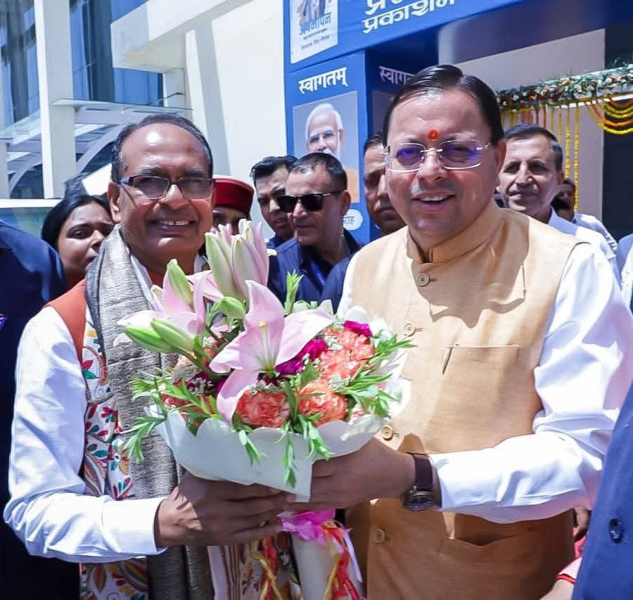 नई दिल्ली में पुस्तक लोकार्पण कार्यक्रम के दौरान सीएम पुष्कर सिंह धामी और शिवराज सिंह चौहान मंच पर उपस्थित।