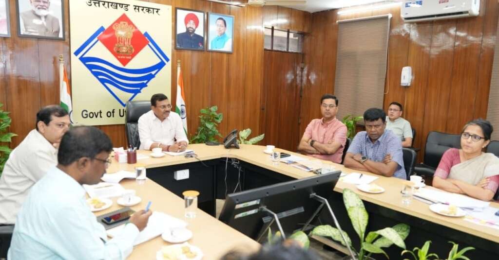 सचिवालय में सड़क सुरक्षा कोष प्रबंध समिति की बैठक की अध्यक्षता करते मुख्य सचिव आनंद बर्द्धन एवं मौजूद अधिकारी।