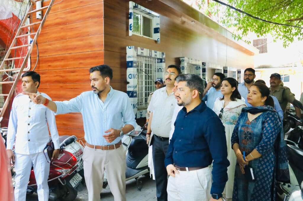 देहरादून कलेक्ट्रेट में निरीक्षण के दौरान अधिकारियों के साथ जिलाधिकारी डॉ. आशीष चौहान।