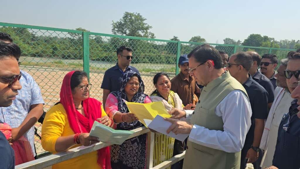 सीएम धामी लोहियाहेड हेलीपैड पर जनता से मुलाकात करते हुए।