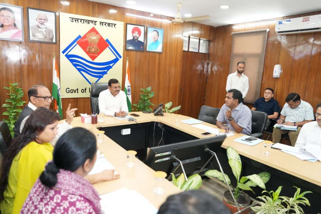 देहरादून सचिवालय में पीएम पोषण योजना की बैठक में अधिकारियों के साथ चर्चा करते मुख्य सचिव आनन्द बर्द्धन।