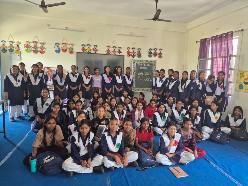 रा.बा.इ.का. चोरगलिया में भारतीय भाषा समर कैंप के शुभारम्भ के दौरान छात्राओं और शिक्षिकाओं की उपस्थिति का दृश्य।