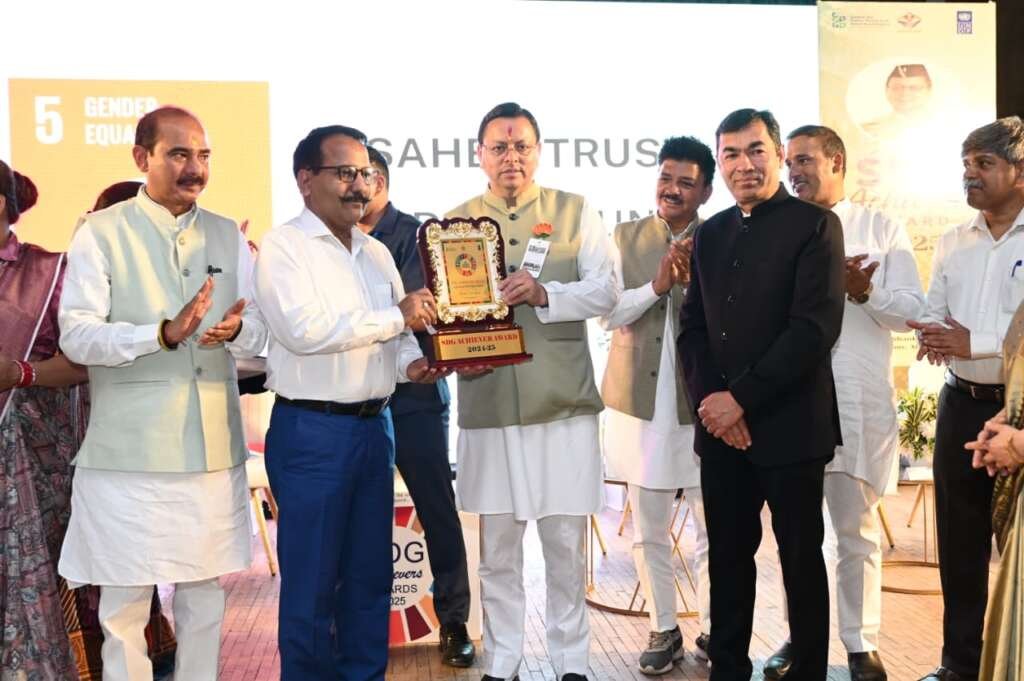 एसडीजी अवार्ड समारोह अल्मोड़ा में मुख्यमंत्री द्वारा डीएम नैनीताल ललित मोहन रयाल को सम्मानित करते हुए मंच का दृश्य।