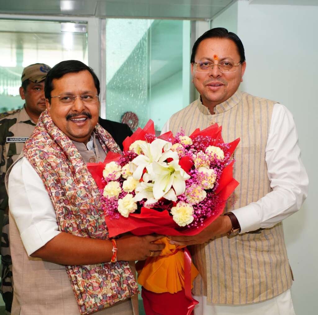 जौलीग्रांट एयरपोर्ट पर भाजपा राष्ट्रीय अध्यक्ष नितिन नवीन का स्वागत करते मुख्यमंत्री पुष्कर सिंह धामी और भाजपा प्रदेश अध्यक्ष महेंद्र भट्ट