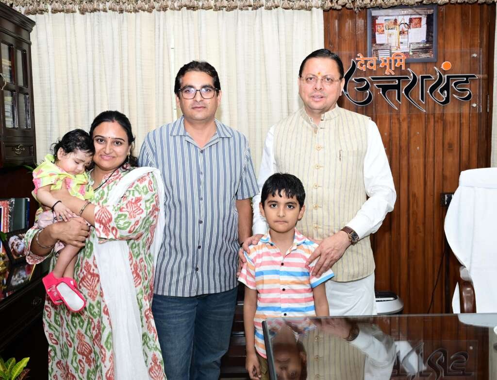 मुख्यमंत्री पुष्कर सिंह धामी मुख्यमंत्री कैंप कार्यालय में वरिष्ठ पत्रकार हेम भट्ट और उनके परिवार से मुलाकात करते हुए।