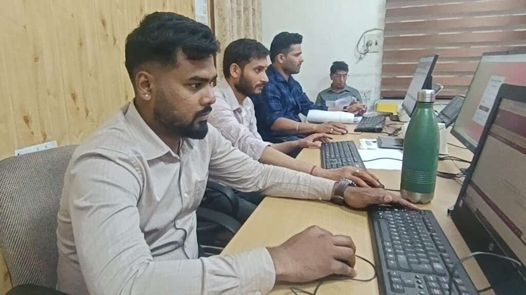 पेंशनर डिजिटल माध्यम से जीवन प्रमाण पत्र सत्यापन करते हुए।