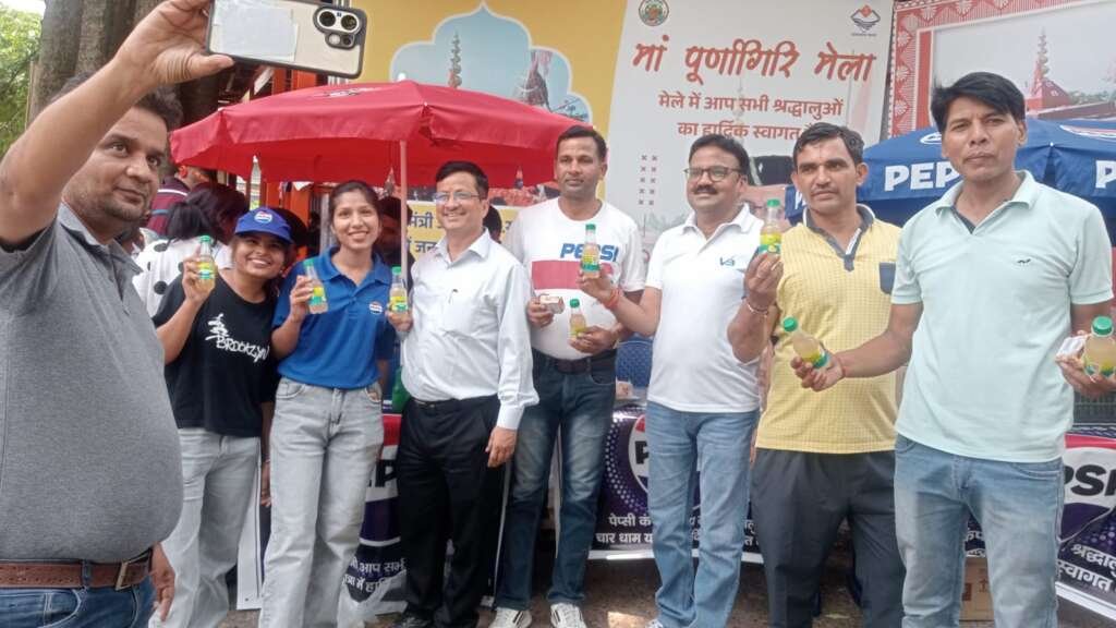 माँ पूर्णागिरि धाम में श्रद्धालुओं को शीतल पेय वितरित करते हुए प्रशासनिक अधिकारी और मौके पर मौजूद मेला मजिस्ट्रेट