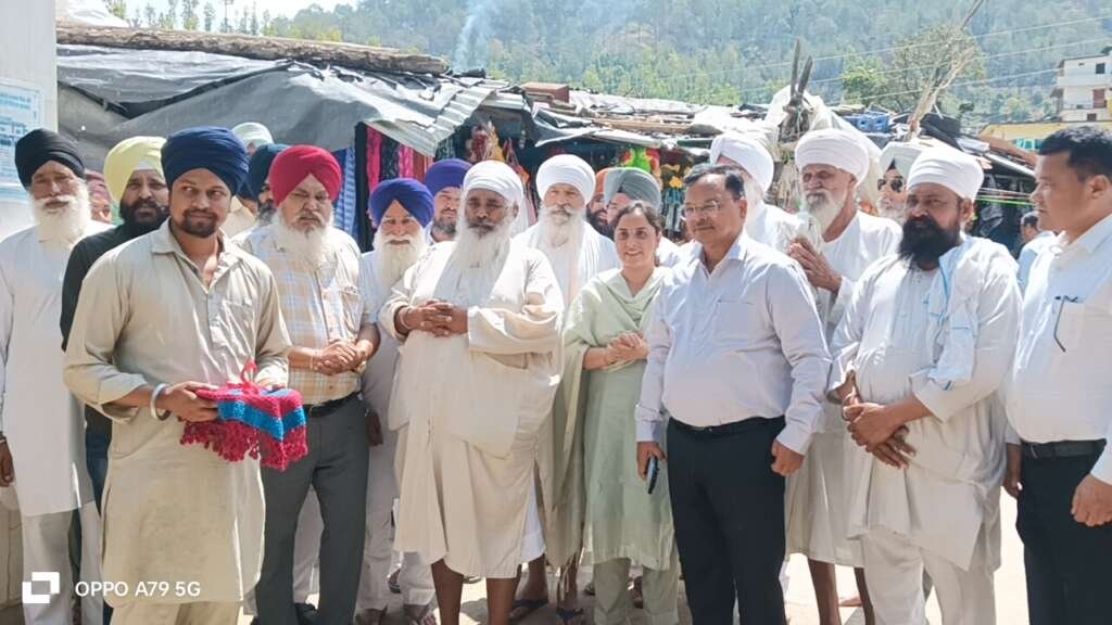 गुरुद्वारा श्री रीठा साहिब में आयोजित तीन दिवसीय जोड़ मेले के शुभारंभ अवसर पर श्रद्धालु मत्था टेकते हुए और प्रशासनिक अधिकारी मौजूद