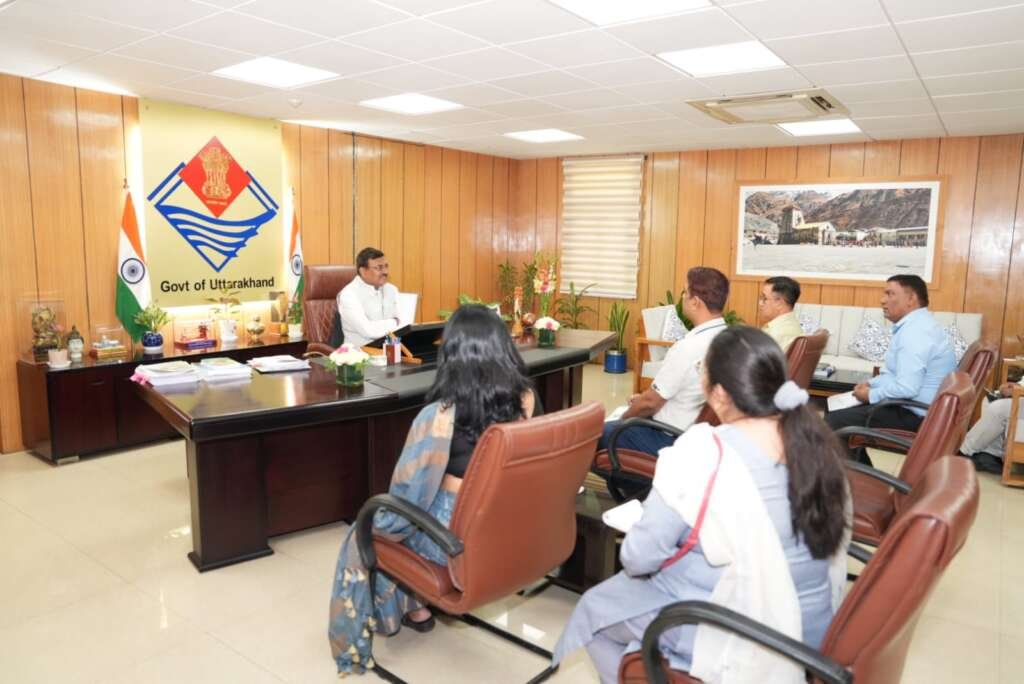 सचिवालय में अधिकारियों के साथ आवश्यक वस्तुओं की कीमतों और उपलब्धता पर समीक्षा बैठक करते मुख्य सचिव आनन्द बर्द्धन।