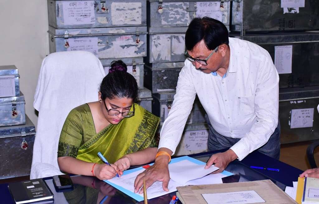 जिलाधिकारी अपूर्वा पाण्डे बागेश्वर कलेक्ट्रेट में कार्यभार ग्रहण करते हुए।
