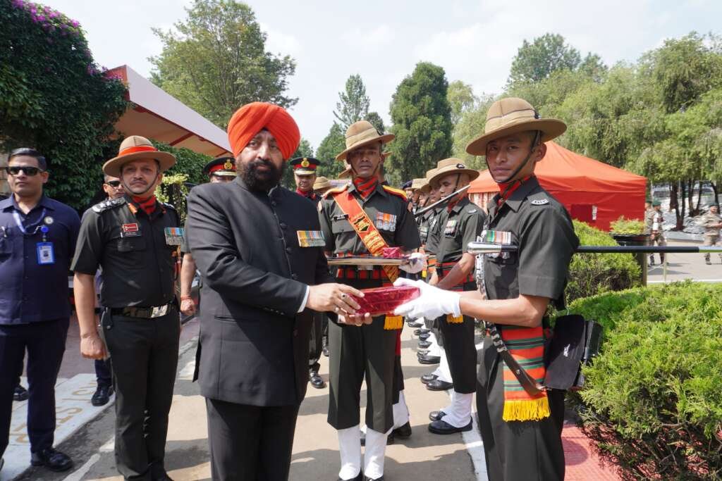शिलांग में असम रेजिमेंट पासिंग आउट परेड में राज्यपाल गुरमीत सिंह परेड का निरीक्षण करते हुए।