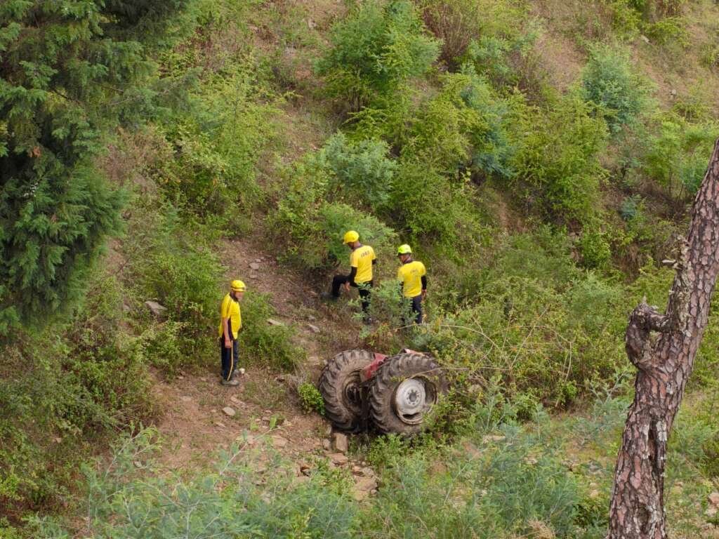 अल्मोड़ा में ट्रैक्टर-ट्रॉली हादसे के बाद SDRF टीम खाई में रेस्क्यू ऑपरेशन चलाती हुई।