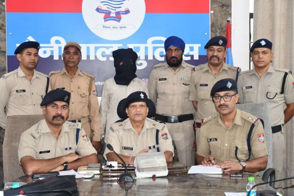हल्द्वानी पुलिस द्वारा गिरफ्तार शातिर चोर और बरामद ₹3.17 लाख नकदी के साथ पुलिस टीम की तस्वीर।