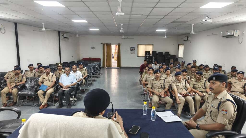 हल्द्वानी में UKPSC और UKSSSC परीक्षाओं की सुरक्षा तैयारियों को लेकर पुलिस अधिकारियों के साथ बैठक करते एसपी मनोज कुमार कत्याल।