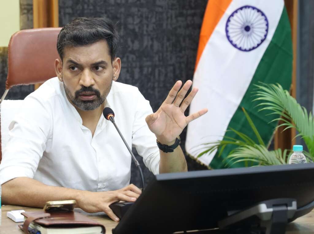 बैठक के दौरान गंगा संरक्षण, स्वच्छता, सीवरेज और अर्धकुंभ-2027 से जुड़े कार्यों की समीक्षा करते हुए अधिकारियों को संबोधित करते जिलाधिकारी डॉ. आशीष चौहान।