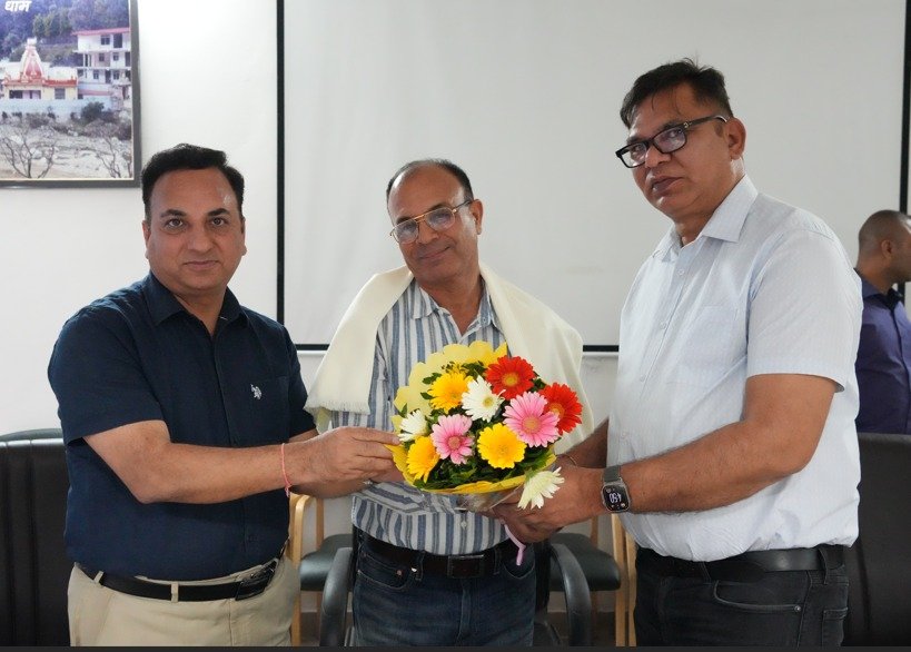 सूचना एवं लोक संपर्क विभाग में आयोजित विदाई समारोह में अधिकारी सेवानिवृत्त सहायक निदेशक को सम्मान स्वरूप शॉल और स्मृति चिन्ह प्रदान कर रहे हैं।