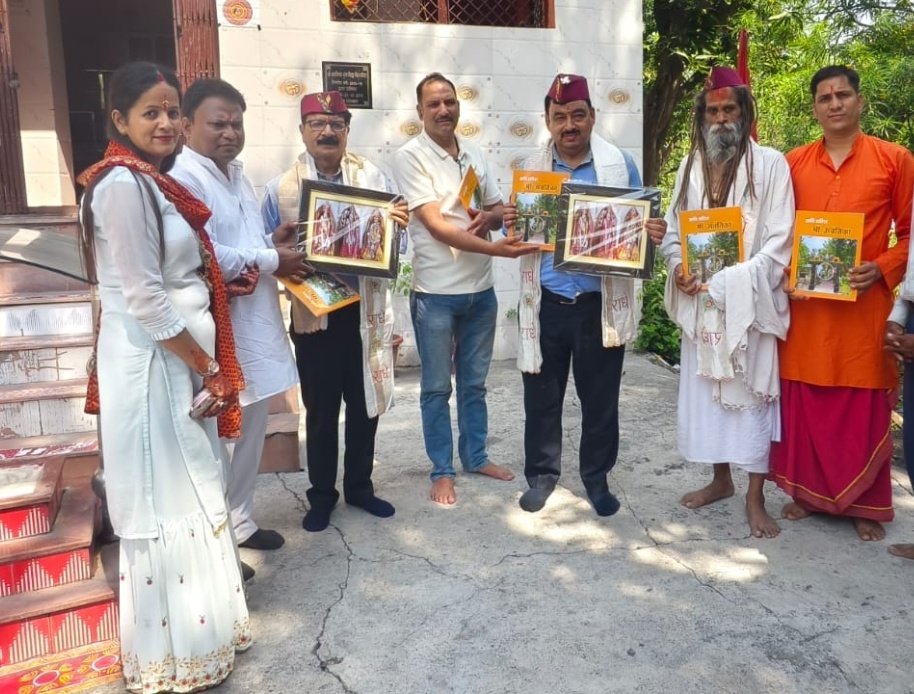 माँ अवंतिका मंदिर लालकुआँ में आयोजित कार्यक्रम में पुस्तक विमोचन समारोह के दौरान मंच पर उपस्थित अतिथि और धार्मिक-सामाजिक हस्तियां।