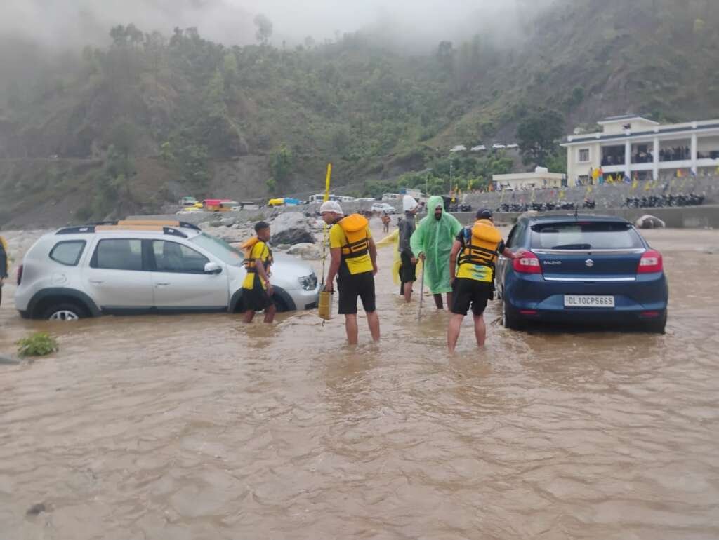 उफनती नदी के बीच फंसे श्रद्धालुओं का रेस्क्यू अभियान चलाते हुए एसडीआरएफ के जवान।