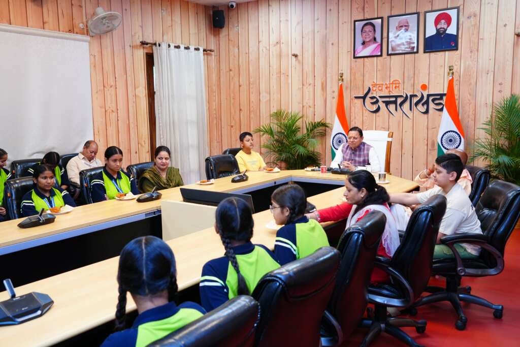 मुख्यमंत्री पुष्कर सिंह धामी छात्राओं के साथ बैठकर ‘मन की बात’ कार्यक्रम सुनते हुए और कार्यक्रम के बाद उनसे संवाद करते हुए