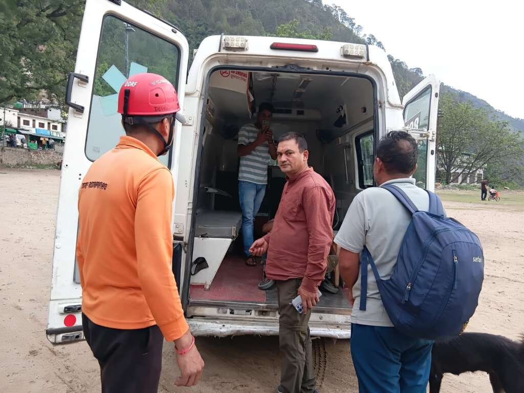 मदमहेश्वर क्षेत्र से हेलीकॉप्टर के माध्यम से गंभीर रूप से बीमार यात्री का एयर रेस्क्यू करते बचाव दल।