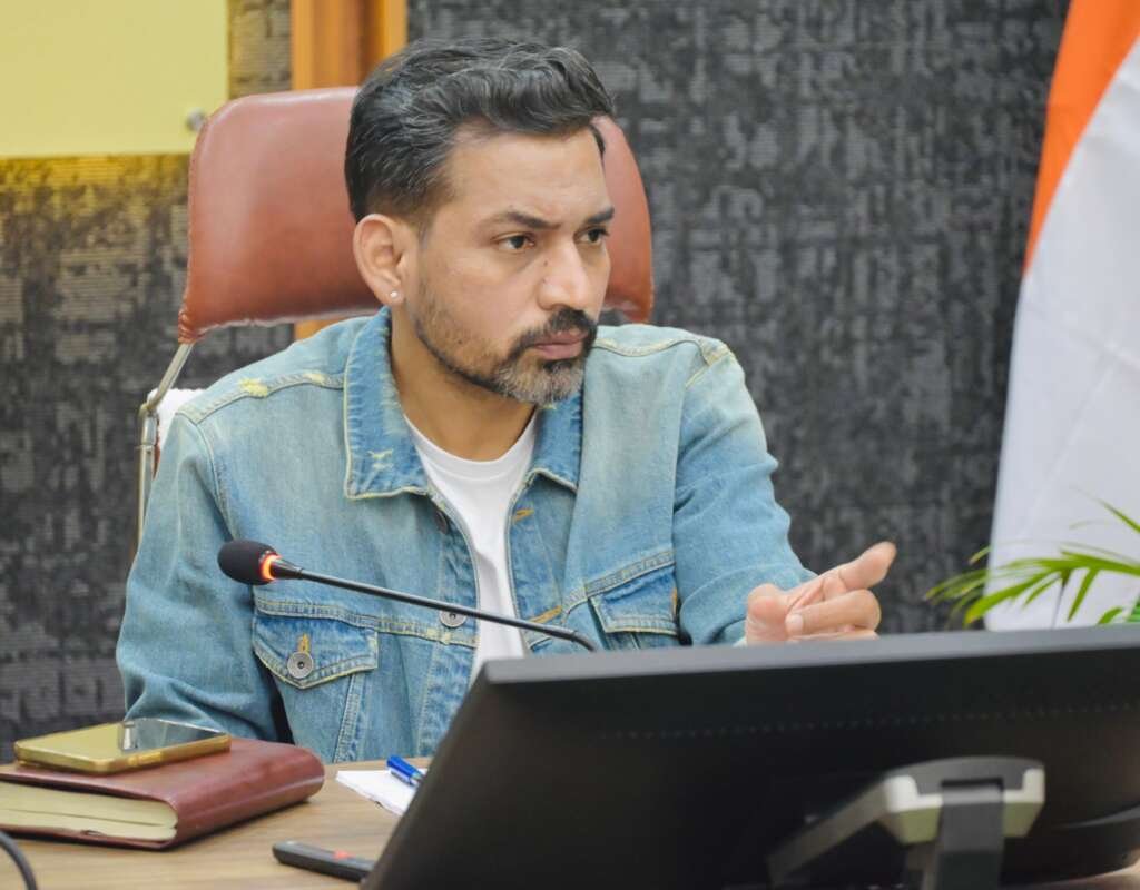 देहरादून में मानसून पूर्व तैयारियों की समीक्षा बैठक के दौरान जिलाधिकारी द्वारा सड़क, विद्युत और आपदा प्रबंधन विभाग के अधिकारियों को निर्देश दिए जा रहे हैं।
