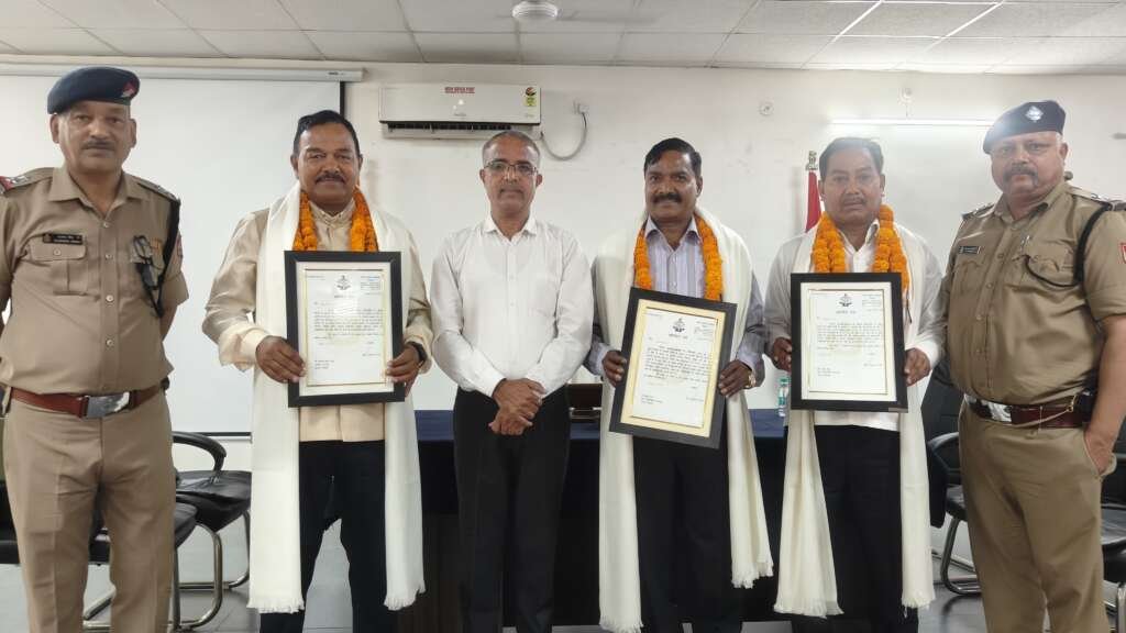 कोतवाली हल्द्वानी में आयोजित विदाई समारोह के दौरान एसपी संचार नैनीताल तीन सेवानिवृत्त पुलिस कर्मियों को सम्मान स्वरूप शॉल, प्रशस्ति पत्र और स्मृति चिन्ह प्रदान करते हुए।
