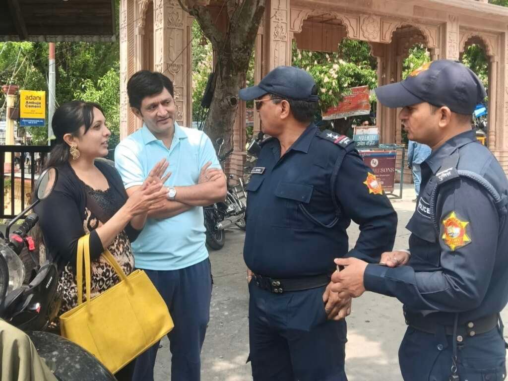 नैनीताल में सीपीयू पुलिस द्वारा महिला पर्यटक को खोया मोबाइल और नकदी वापस सौंपते पुलिसकर्मी