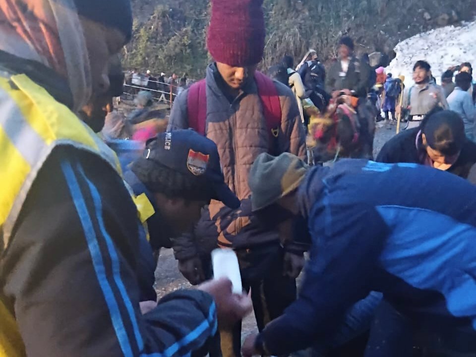 केदारनाथ यात्रा मार्ग की छोटी लिनचोली में घायल यात्री का SDRF द्वारा रेस्क्यू।
