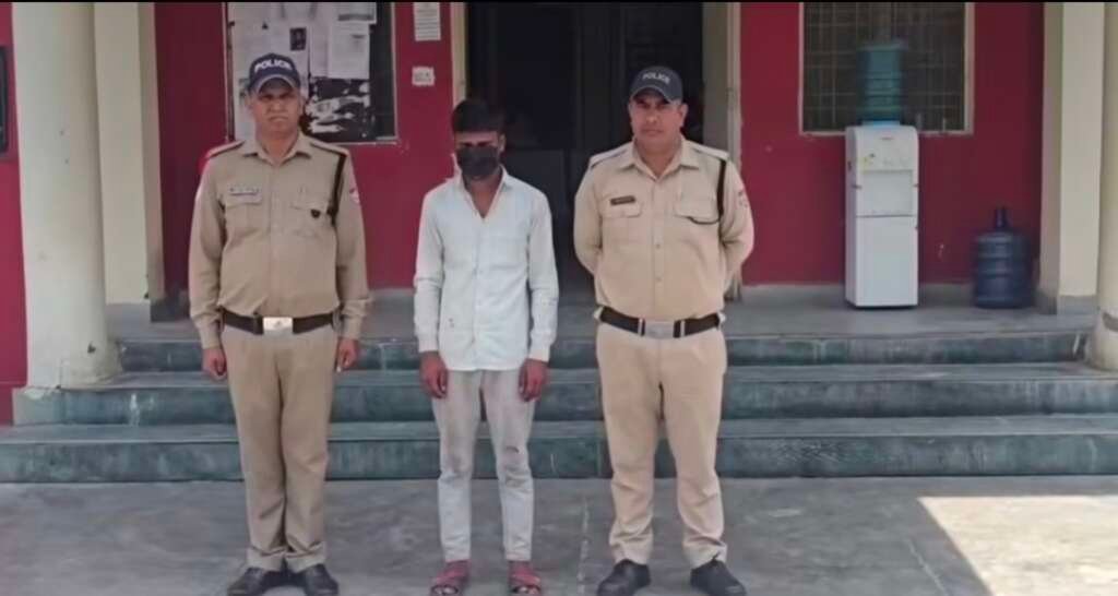 सेलाकुई में पत्नी की हत्या के मामले में गिरफ्तार आरोपी को लेकर जाती पुलिस टीम।