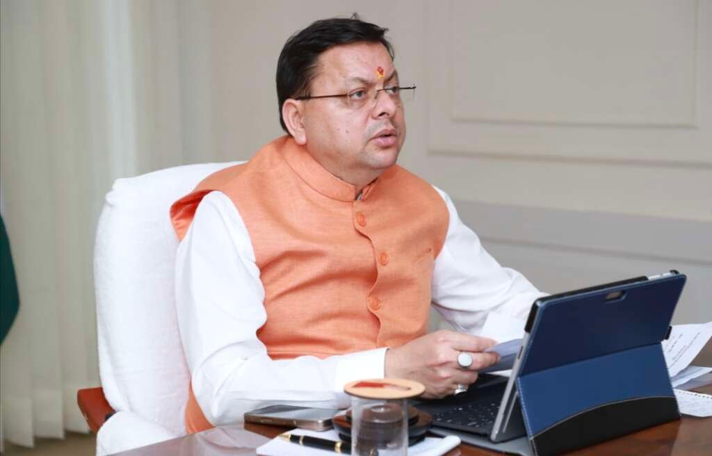 देहरादून में पुष्कर सिंह धामी विभिन्न विकास योजनाओं के लिए वित्तीय स्वीकृति प्रदान करते हुए।