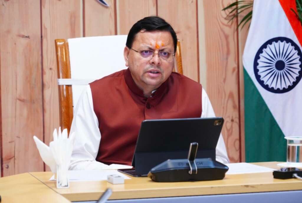 उत्तराखंड के मुख्यमंत्री पुष्कर सिंह धामी विकास योजनाओं और कुम्भ-2027 परियोजनाओं की वित्तीय स्वीकृति से संबंधित बैठक में।