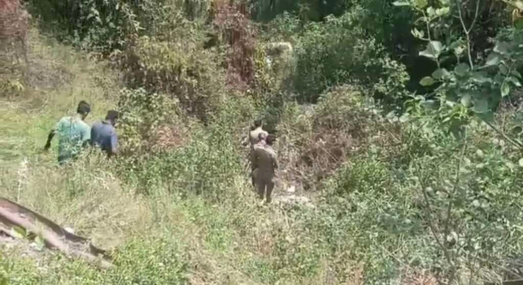 पौड़ी गढ़वाल में खाई में गिरी इको कार के बाद रेस्क्यू अभियान चलाती पुलिस टीम