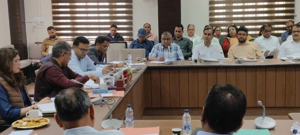 भीमताल विकास भवन में आयोजित समीक्षा बैठक में सचिव दीपक कुमार अधिकारियों के साथ योजनाओं की प्रगति पर चर्चा करते हुए और आवश्यक निर्देश देते हुए।
