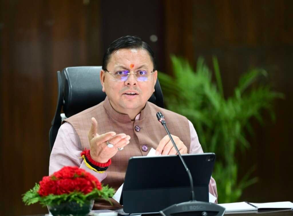 मुख्यमंत्री पुष्कर सिंह धामी ऊर्जा बचत और स्वदेशी उत्पाद अपनाने को लेकर संबोधित करते हुए।