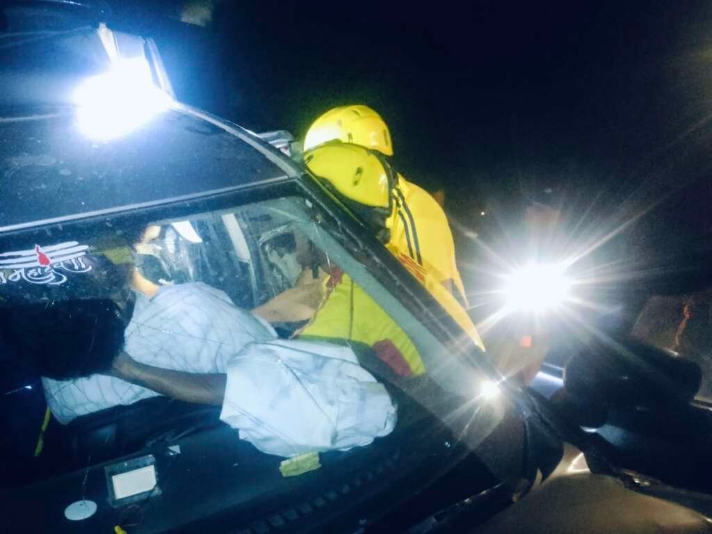 रुद्रप्रयाग SDRF टीम ने कठिन परिस्थितियों में खाई में फंसे दोनों घायलों को सुरक्षित बाहर निकालते हुए रेस्क्यू ऑपरेशन पूरा किया।