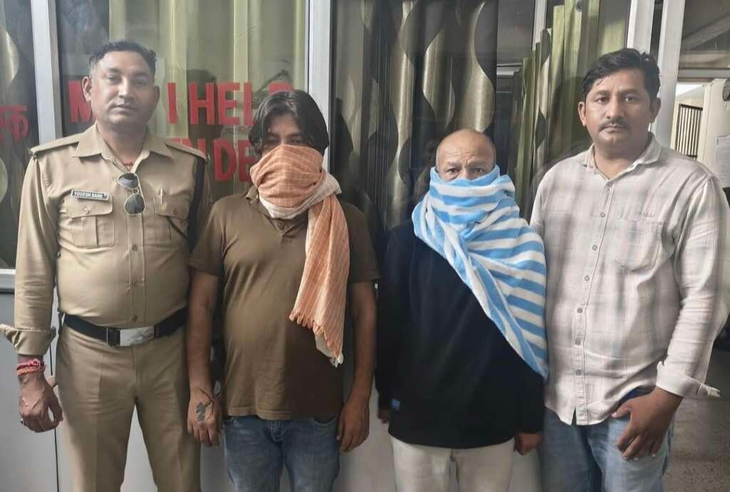 देहरादून में देह व्यापार मामले में गिरफ्तार दो आरोपी पुलिस टीम के साथ।