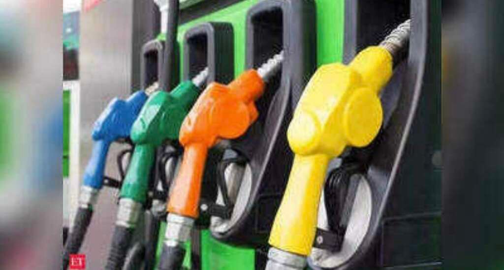 पेट्रोल पंप पर ईंधन भरवाते वाहन का प्रतीकात्मक दृश्य।symbolic-petrol-pump-photo-2026.jpg