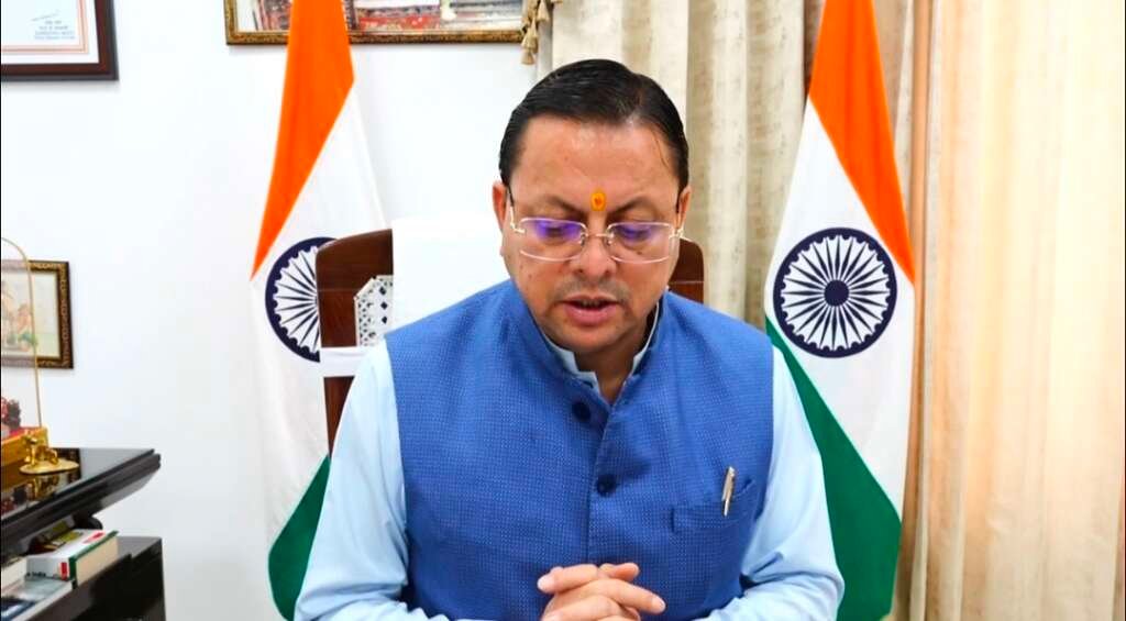 मुख्यमंत्री पुष्कर सिंह धामी सीबीएसई 12वीं प्रदेश टॉपर अरीना रघुवंशी को फोन पर बधाई देते हुए।