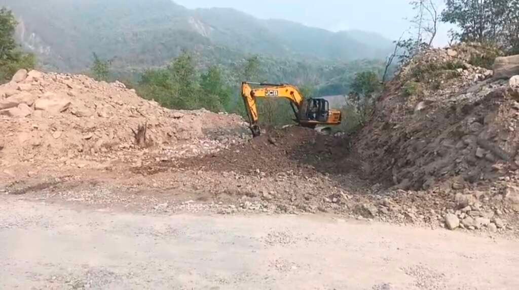 बाटनागाड़ क्षेत्र में चल रहा 35 मीटर लंबे कॉजवे का निर्माण कार्य, जेसीबी और मजदूरों द्वारा तेजी से किया जा रहा कार्य फाइल नेम